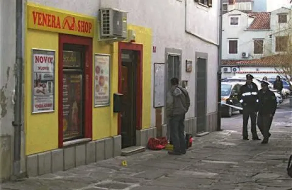Ropar je bil oblečen v belo bundo, na glavi pa  je nosil oranžno kapo.