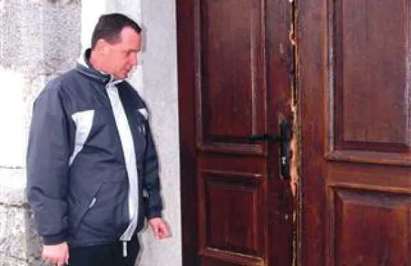Župnik Peter Černigoj nam je marca 2008 takole kazal razbita vrata ene od cerkva na Komenskem, v katero je vlomil tedaj še neznani storilec 