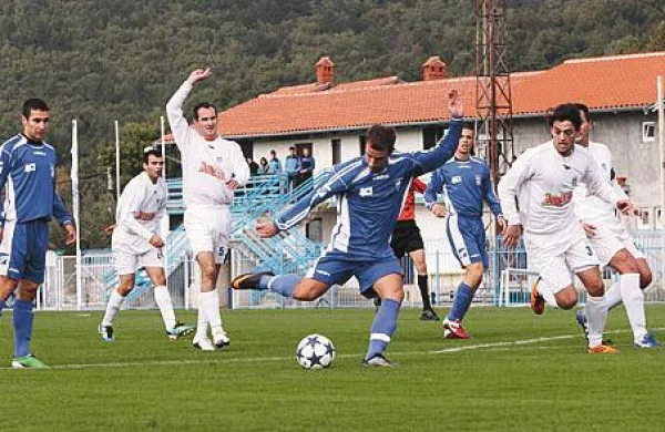 Nogometni klub Triestina iz Trsta pretresa afera, s katero je, kot so ugotovili preiskovalci povezana tudi NK Izola