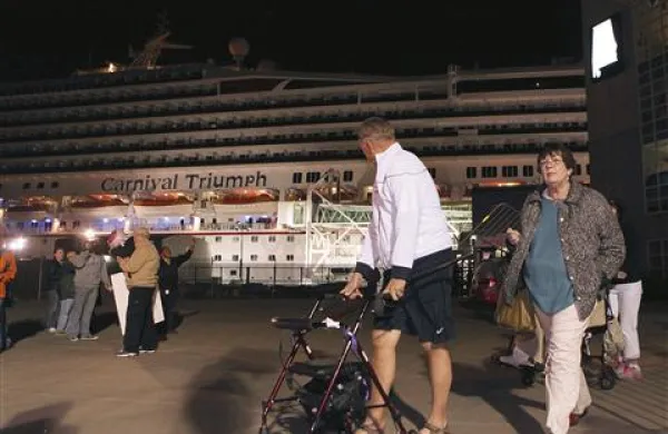 Carnival Triumph v pristanišču Mobile v ameriški zvezni državi Alabama