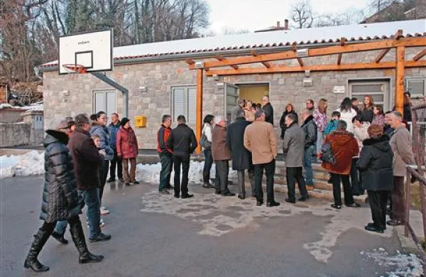 S številnimi prisotnimi na odprtju nova vaška pridobitev v Danah obeta, da bo delovala kot razvojna vzpodbuda