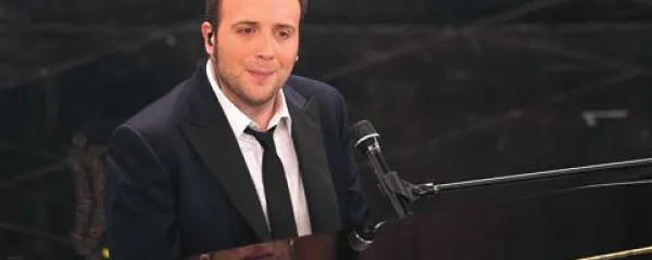 Raphael Gualazzi   je zapel  za Italijo na Evroviziji leta 2011. Sedaj je med izvajalci, ki mu napovedujejo zmago na letošnjem sanremskem festivalu
