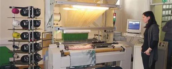  Stroj v tkalnici, ki ima natanko 2304 niti. Nekateri še boljši jim imajo kar 12.000, in taki omogočajo tkanje v kakovosti fotografije 