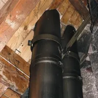 Dimniške cevi so speljali kar skozi les, opozarjajo gasilci