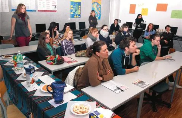 Devetošolci in dijaki četrtih letnikov so včeraj in danes preplavili srednje šole in fakultete, iščoč informacije o poklicu, ki naj bi zaznamoval  njihovo življenje