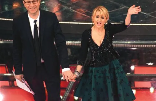 S Fabiom Faziem, ki je v preteklosti že vodil Sanremo, je festival suvereno in v svojem slogu povezovala komičarka Luciana Litizzetto