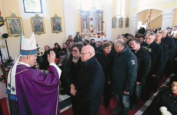 Pari so v črnokalski cerkvi prejeli blagoslov že deseto leto zapored