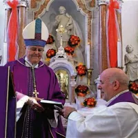 Po maši so škofu Metodu Pirihu v zahvalo podarili knjigo Cerkev sv. Valentina v Črnem Kalu
