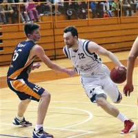  Razpoloženega Aljošo Remusa (št 12) skuša zaustaviti Koprčan Leon Šantelj, ki je bil zelo razigran v tretji četrtini