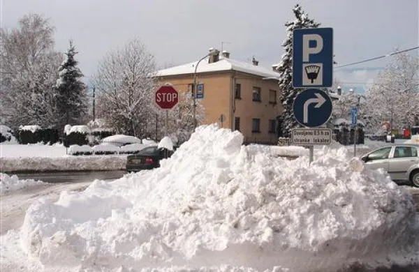 Tudi velik kup snega pred stavbo Komunalnega podjetja v središču mesta bo moral počakati na “božjo voljo”