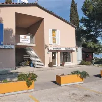 Na novo nameravajo  zgraditi objekt, v katerem sta  poleg recepcije tudi uprava in trgovina, ter ga povezati z bližnjo restavracijo Kamin