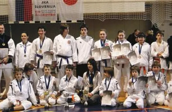 Člani Karate kluba Bushi so na državnem prvenstvu v Celju klubu priborili prvo mesto v skupnem seštevku