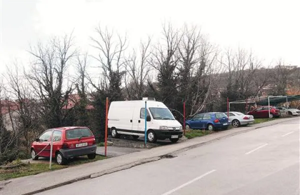 Z gradnjo stanovanj bi v grapi na Kampolinu dobili tudi podzemne garaže, s katerimi bi uredili parkiranje v tem delu Lucije