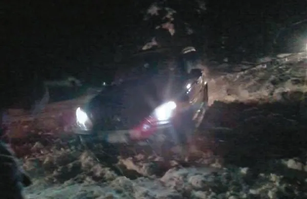 Gasilci so dve uri in pol iskali Tržačana, ki sta s terencem nasedla v snegu