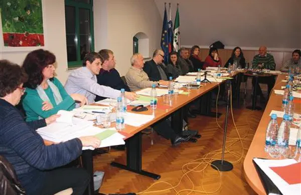 Mirnejši toni na svetu občine in poziv k strpnosti zaradi žalitve župana na Laufariji 