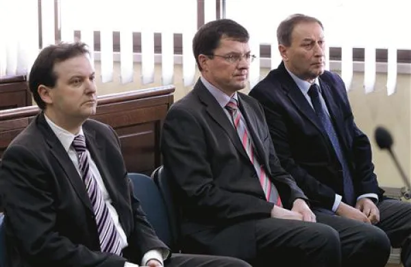 Na zatožno klop koprskega sodišča so včeraj sedli Boris Marzi, Marjan Babič in Aldo Babič (z leve proti desni), prvoobtoženega Roberta Časarja pa ni bilo, ker je nenadoma zbolel