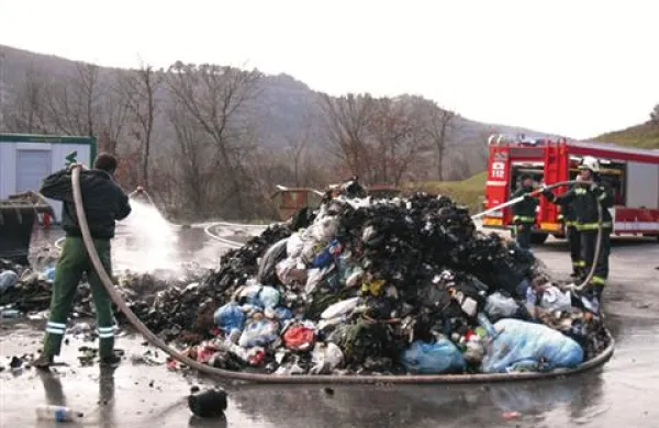 Do požara je prišlo v zabojniku, v katerem je bilo približno 15 ton mešanih komunalnih odpadkov