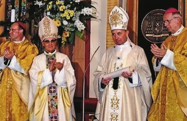 Slovesna razglasitev mariborske nadškofije v stolnici sv. Janeza Krstnika. Apostolski nuncij v Sloveniji Santos Abril y Castello je listino o razglasitvi predal prvemu nadškofu Francu Krambergerju.