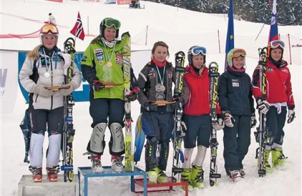 Na Pokalu Loka na Starem vrhu nad Škofjo Loko je  v kategoriji do 16 let tako v slalomu kot v veleslalomu zmagala smučarka  ajdovskega SK Dol Andreja Slokar (v zelenem)