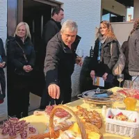  Srečko Markočič s turistične kmetije  Škrgat (v ospredju) okuša suhomesne dobrote Trčkovih