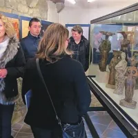 Doris Pohlen Gobbo (levo) razkazuje galerijo svojega očeta Jožeta Pohlena