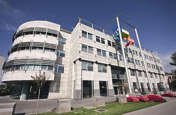 Nadzorni svet družbe Hit naj bi se v četrtek sestal na redni seji, vendar je ta prestavljena za nedoločen čas