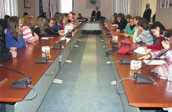 Mladi parlamentarci iz ajdovske in vipavske šole so spregovorili o različnih   temah, povezanih z odraščanjem, podobno so storili tudi idrijski in cerkljanski vrstniki