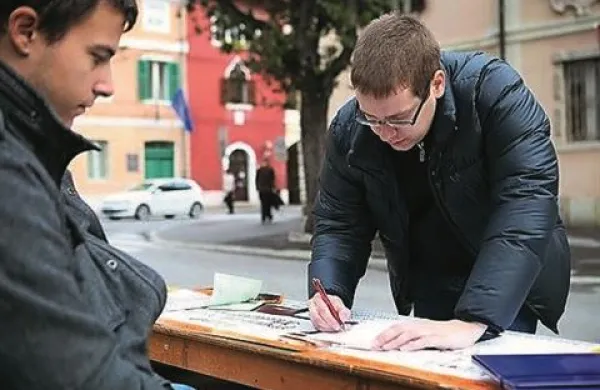 Predlagani zakon o štipendiranju je z oddajo podpisa na upravnih enotah v tednu dni podprlo več tisoč državljanov, trdijo v ŠOUP