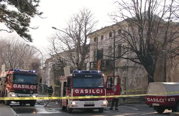 Gasilci so iz hiše še pravočasno rešili starejši par