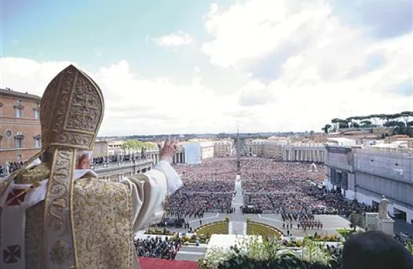 Papež Benedikt XVI. bi lahko izdal dekret, po katerem bi se konklave, na katerem bodo kardinali izbrali njegovega naslednika, začel pred 15. marcem, je danes sporočil tiskovni predstavnika Vatikana Federico Lombardi