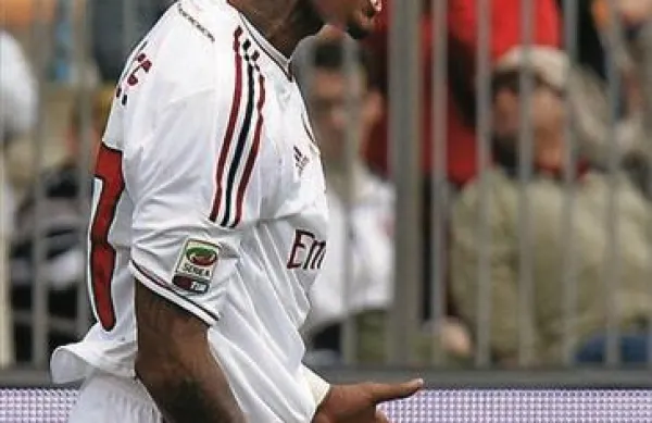 V Milanu je domači AC Milan premagal Barcelono z 2:0, zadela sta Kevin Prince Boateng v 57. in Sulley Muntari v 81. minuti