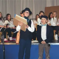 Učenci dramskega krožka so predstavili življenje mladega Ketteja, ki je otroška leta preživel pri očetu Filipu, učitelju v Zagorju na Pivki