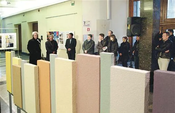 Barvno študijo so zasnovali na simetrični sliki dveh mavric in jo kasneje dograjevali