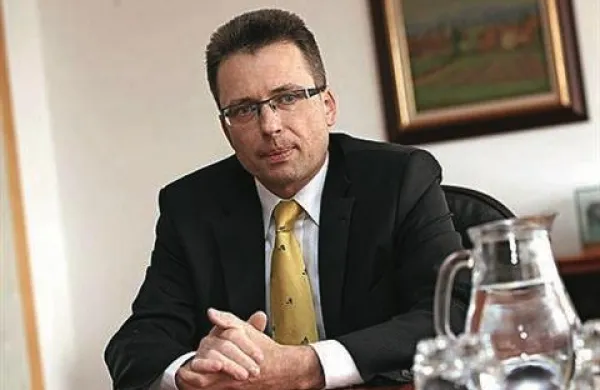 Zvonko Černač je leta 2010 izjavil, da je ozka skupina znotraj Sove vzpostavila vzporeden sistem delovanja mimo veljavnih predpisov, ki je svoj vrhunec doživel v času direktorja Iztoka Podbregarja, kjer je Sova v enem delu delovala kot politična policija