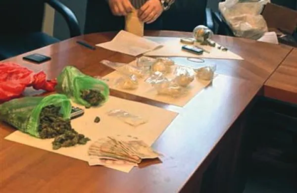 Osumljencem so zasegli drogo, denar in druge pripomočke