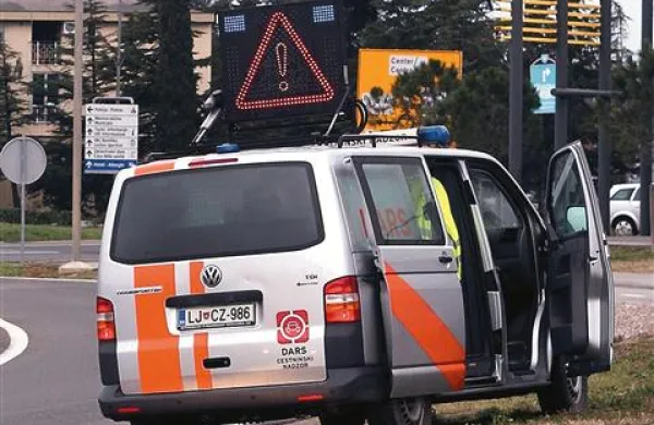 Ker naj bi cestninski  nadzornik od voznika tovornjaka zahteval denar, da ga ne bi oglobil, se je moral zagovarjati na sodišču, a je tožilstvo umaknilo obtožbo 