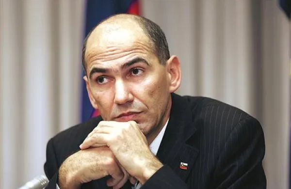 Janez Janša je dejal, da so mu vedno poskušali nekaj podtakniti, poročilo KPK pa je le ena od teh stvari v nizu. “Lahko bi pojasnjeval sto let, ampak to seveda Klemenčiča in Praprotnika, ki sta bila s strani Türka postavljena na to mesto zato, da se ukvarjata z mano, to ne bi zadovoljilo,” je povedal na TVS.