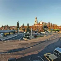 Na osrednjem komenskem trgu so zdaj glavne ceste, parkirani avtomobili in bencinska črpalka 