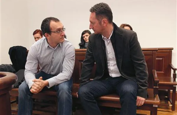 Novinar Financ Novica Mihajlović in koprski župan Boris Popovič sta včeraj skupaj sedla na zatožno klop ljubljanskega sodišča
