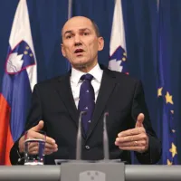 Poslanci PS so danes vložili konstruktivno nezaupnico vladi Janeza Janše