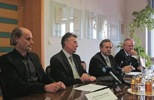 Rektorji vseh štirih javnih univerz so se na današnjem sestanku v Mariboru strinjali, da je vladno soglasje k razpisu za vpis v prihodnje študijsko leto nezakonito in posega v ustavno zagotovljeno avtonomijo univerz