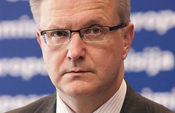 Znižanje javnofinančnega primanjkljaja pod tri odstotke BDP v letošnjem letu je za Slovenijo na tej točki nedosegljiv cilj, je danes v Bruslju ocenil evropski komisar za denarne in gospodarske zadeve Olli Rehn