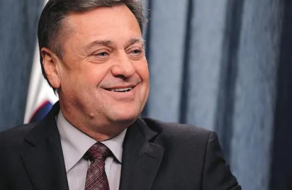 Zoran Janković je na seji sveta stranke PS ponudil t.i. bianco odstopno izjavo