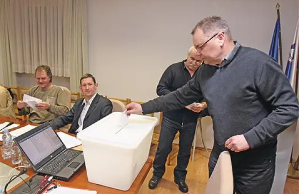 Svojo pravico, da na tajnih volitvah odda svoj glas, je izkoristil tudi svetnik Ivan Tratnik 