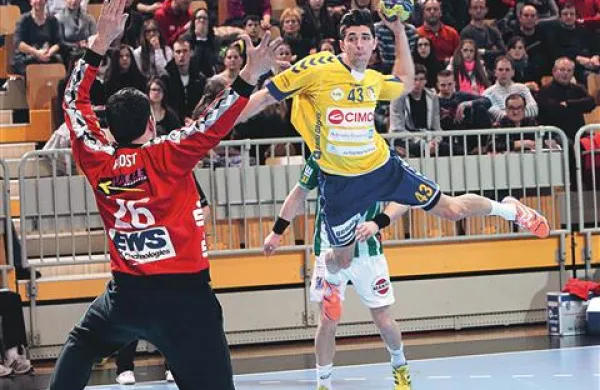 Novak Bošković (z žogo) je odigral eno svojih najboljših tekem doslej, a je imel vratar Göppingena Primož Prošt kljub temu glavno vlogo