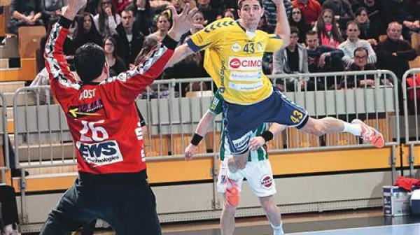 Novak Bošković (z žogo) je odigral eno svojih najboljših tekem doslej, a je imel vratar Göppingena Primož Prošt kljub temu glavno vlogo