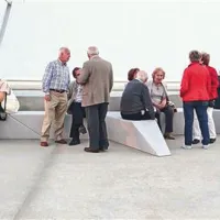 Druženje stanovalcev pred hišami, na ulici, na kamnitih pručkah (scagneti)