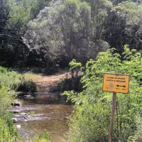 Reka Reka ima zelo skrivnostno pot. Že v Vremski dolini (na fotografiji) kdaj prav čudno ponikne, kako in kod vse se njene vode pretakajo pod površjem od Škocjanskih jam do Devina, kjer pride na površje z imenom  Timava, pa ne ve nihče.