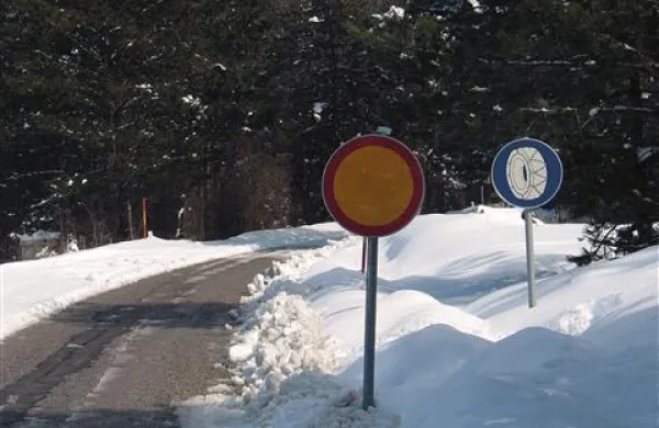 Na Črnih njivah, 2,5 kilometra nad Ilirsko Bistrico, je še včeraj prometni znak opozarjal, da je cesta proti Sviščakom  zaprta   
