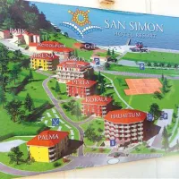 V San Simon Resortu izstopa leta 2008 obnovljen hotel  Mirta, ki premore  štiri zvezdice in  center dobrega počutja 